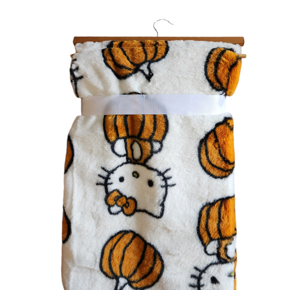 Hello Kitty Halloween 2024 50”x70” Plush Blanket Pumpkin Throw Faux Fur - Picture 7 of 9